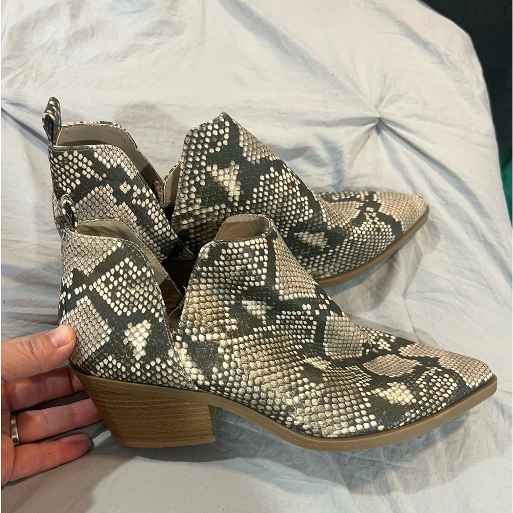 Universal Thread snake print slip on ankle boots size 9 pointy toe